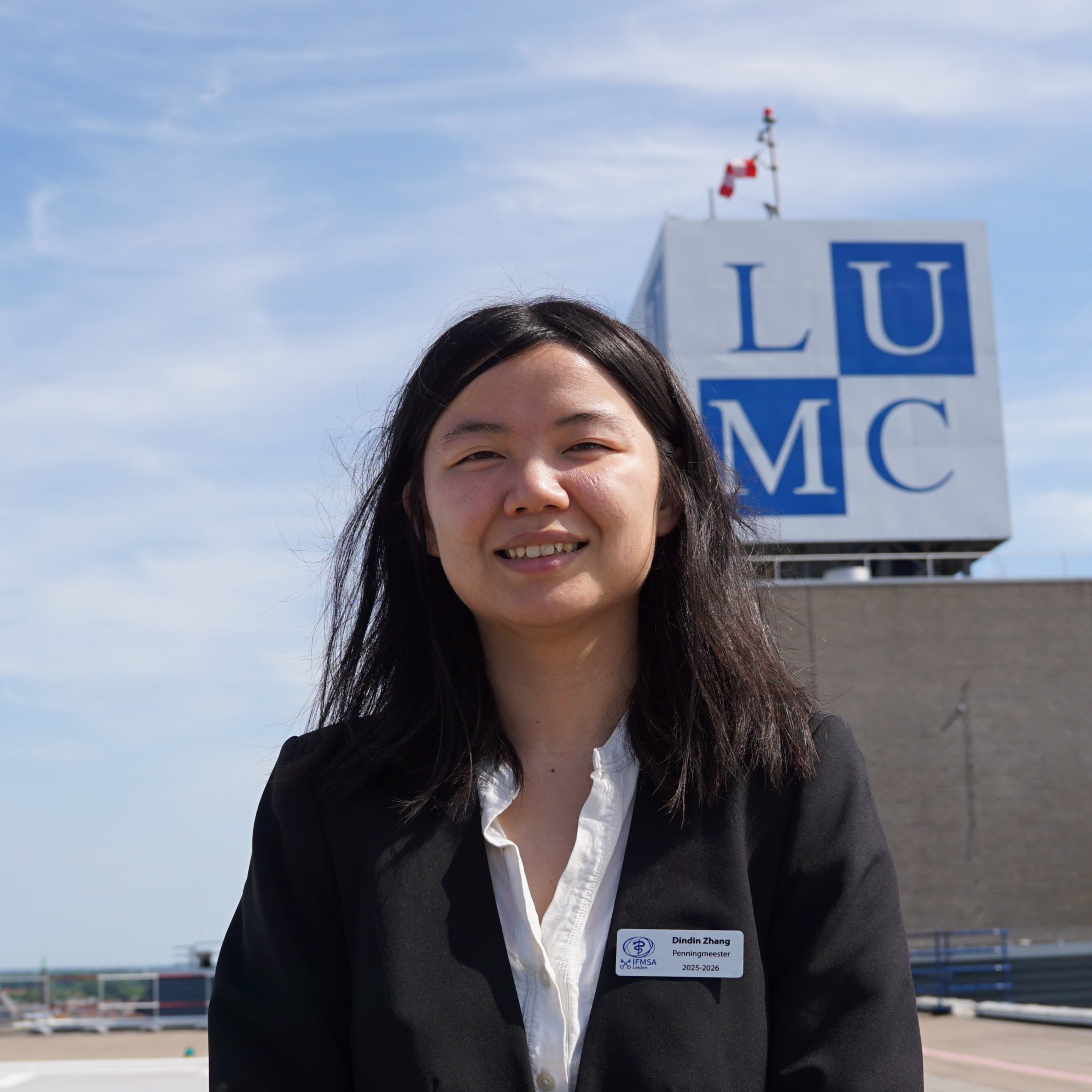 Dindin Zhang, Penningmeester